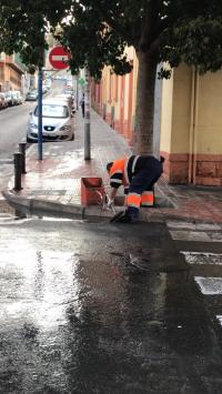 Un operario trabaja en la limpieza realizada en el barrio de San Blas.