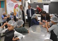 El alcalde, Marisa Gayo y Juan Carlos Victoria, durante una actividad infantil en la cocina del CERCA