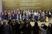 Las autoridades y los premiados se subieron al escenario para la foto de familia