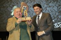 Luis Barcala hace entrega del premio a Ramón Riquelme en la XVI Gala Festers d' Alacant. 