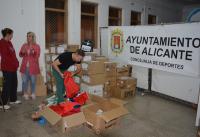 La jugadora Rosa Pérez, la concejala Marisa Gayo y el presidente Óscar González, con el material de ayuda