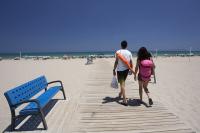 Pasarelas y bancos en las playas alicantinas