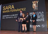 El alcalde entrega el premio a la gimnasta Sara Marín 