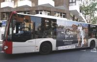 Uno de los buses con un panel de la campaña
