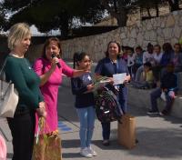 La concejala Mari Ángeles Goitia se dirige, micrófono en mano, a un grupo de escolares