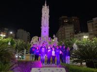 El Ayuntamiento ilumina la fuente de Luceros en morado por el Día Mundial de las Enfermedades Inflamatorias Intestinales
