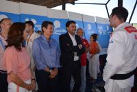 El alcalde y el concejal de Deportes, con Isabel Fernández y el presidente de la RFEJ conversan con uno de los campeones españoles