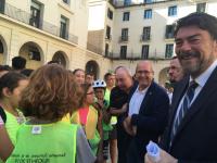 Luis Barcala con escolares en la Plaza del Ayuntamiento celebrando la Semana de la Movilidad