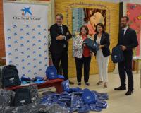 Julia Llopis, con miembros de la Obra Social la Caixa y Cruz Roja, en el acto solidario de hoy