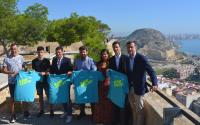 El concejal de Deportes, José Luis Berenguer, y el resto de patrocinadores, con la camiseta de la prueba