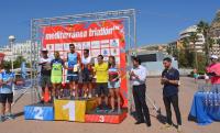 El alclade Luis Barcala y el pte. de la Federación de Triatlón, Valeriano Moreno, entregan los trofeos a los vencedores absolutos de hoy