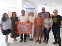 María Conejero, con los representantes de las asociaciones salvadoreñas