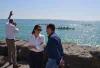 José Luis Berenguer dialoga con la presidenta de la Real Federación Española de Remo de mar durante el desarrollo de una de las pruebas