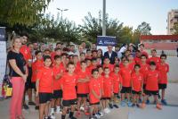 Parte de los niños de la Escuela Social, con concejales, representante del Atlético de Madrid y técnicos y padres