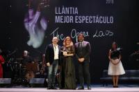Luis Barcala junto a los ganadores del premio al mejor espectáculo 'The Opera Locos'