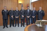 El alcalde, Luis Barcala, y el concejal de Seguridad, José Ramón González, con los nuevos cargos de la Policía Local