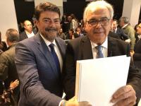 El alcalde de Alicante, Luis Barcala y Juan Navarro, autor del libro "Personajes alicantinos"