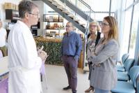 Mari Carmen de España en su visita al local de la empresa de Cerveza Artesana Santa Faz