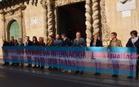 Miembros de la corporación municipal exponen el cartel del Día Internacional de la Memoria Trans