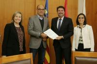 El alcalde de Alicante, Luis Barcala, con el rector de la UA, Manuel Palomar, justo después de firmar el convenio