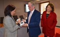 María Conejero, Francisco Galvañ y Remedios Alarcón con una de las huchas tecnológicas.