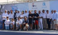 El alcalde y el concejal de Deportes, con los ganadores de la edición de julio de la regata