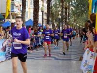 Corredores populares con la camiseta de color morado característica de esta prueba 