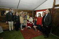 Miembros de la corporación municipal en la inauguración de la casa de Papá Noel ubicada en el Panteón de Quijano