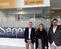 La concejala de Empleo, Mari Carmen de España, y el edil de Urbanismo, Adrián Santos, en la reunión en la sede del SEPES