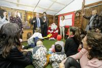 El alcalde, Luis Barcala, y el concejal de Cultura, Antonio Manresa, en la visita de los niños de la planta de oncología infantil a la Casa de Pa...