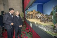 El alcalde, Luis Barcala, durante la inauguración del belén