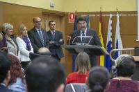 El alcalde de Alicante, Luis Barcala, leyendo un fragmento de la Constitución