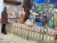 El concejal de Fiestas, Manuel Jiménez, observando el Nacimiento