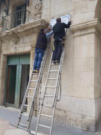 Dos operarios instalando las placas