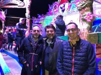 El alcalde de Alicante, Luis Barcala, y el concejal de Fiestas, Manuel Jiménez, en su visita al mercadillo de Séneca