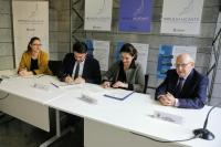El alcalde de Alicante, Luis Barcala, y la concejala de Empleo, Mari Carmen de España, en la firma del convenio de colaboración