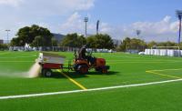 Trabajos de instalación de césped artificial en el campo de fútbol del antiguo Hipódromo, en el Tossal.