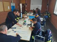 Los bomberos del SPEIS crean y fabrican dos prototipos de pantallas protectoras y batas para los sanitarios y los cuerpos de seguridad