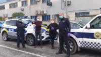 Policías locales de Alicante recibiendo una de las donaciones