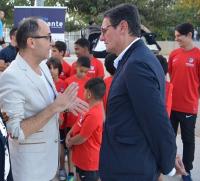 José Luis Berenguer dialoga con un miembro del Atlético de Madrid en un pasado acto sobre deporte base en Alicante