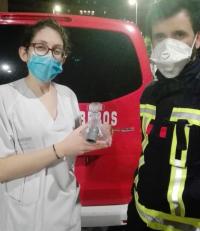 Los bomberos de Alicante fabrican pantallas, batas y codos para respiradores