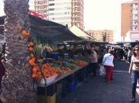 Uno de los mercadillos de fruta en Alicante
