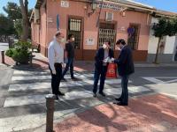 Luis Barcala repartiendo mascarillas solidarias