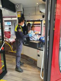 Un agente de la Policía Local repartiendo las mascarillas para combatir el COVID-19