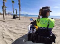 Policía Local patrullando esta mañana en la Playa de San Juan