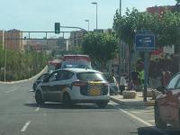 Agentes policiales atienden a una persona