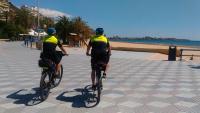 Agentes de la Policía Local en la playa del Postiguet
