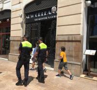 Agentes de la Policía Local patrullando las calles de Alicante