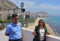 La vicealcaldesa de Alicante y concejala de Turismo, Mari Carmen Sánchez, junto con el responsable de Innovación Tecnológica de Aguas de Alicant...