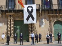 Miembros de la corporación municipal en un instante de los 5 minutos de silencio guardados por los fallecidos a causa de la pandemia